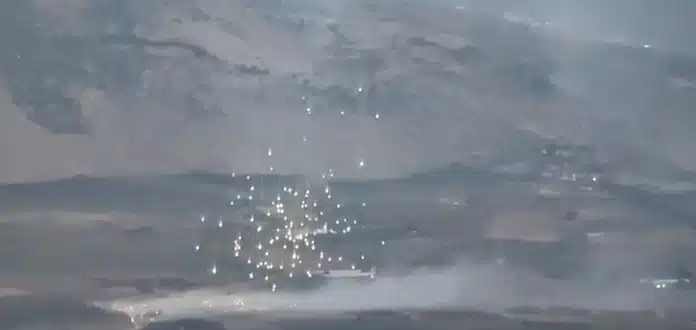 Capture d’écran d’une vidéo publiée sur Internet et vérifiée par l’équipe du Laboratoire de preuves d’Amnesty, montrant des munitions au phosphore blanc au dessus d’Al Mari