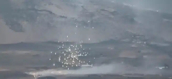 Capture d’écran d’une vidéo publiée sur Internet et vérifiée par l’équipe du Laboratoire de preuves d’Amnesty, montrant des munitions au phosphore blanc au dessus d’Al Mari