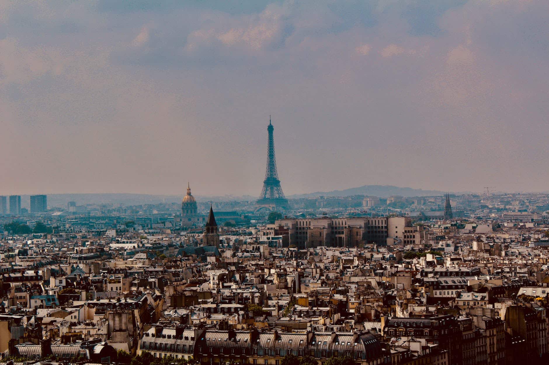 Diplomatie d’Urgence : Israël Envoie une Délégation à Paris pour Négocier avec le Hamas aerial view of eiffel tower
