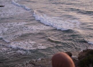 Des passeurs condamnés à Chypre pour trafics d’être humains woman in brown hijab sitting on the cliff near the ocean
