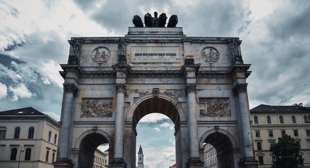 photo of the siegestor in munich germany