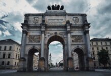 photo of the siegestor in munich germany
