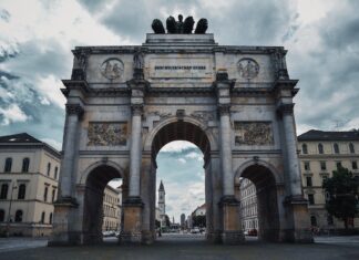 photo of the siegestor in munich germany