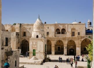 Israël, ou la persécution des chrétiens, des musulmans, des Noirs … et des femmes, en 10 points stupéfiants (occultés en Occident) people strolling at the ancient building