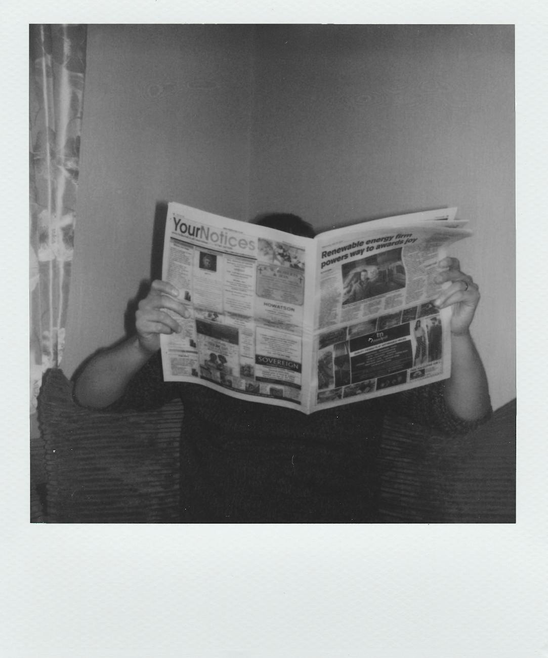 Décryptage des Stratégies de Propagande Médiatique en Faveur d’Israël grayscale photography of man reading newspaper