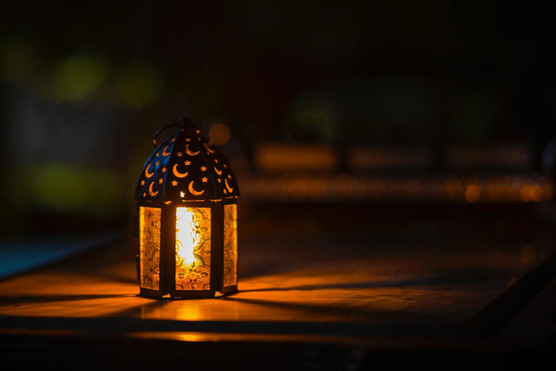 Ramadan 2025 : un mois sacré à l’épreuve des crises mondiales photo of ramadan light on top of table