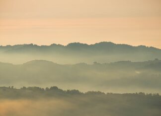 La situation au Sud du Liban à 9h: 3 morts hier dont 2 paramédicaux du Hezbollah silhouette photo of mountains