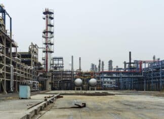 La nationalisation des hydrocarbures en Algérie inside a petrochemical industry