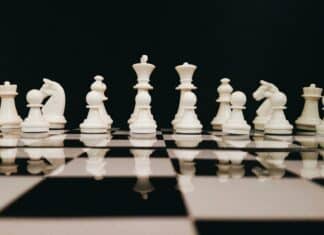 De l’analyse échiquienne à l’analyse géopolitique : Une exploration des stratégies du Grand Maitre du Jeu d’Echecs Aron Nimzowitsch dans le contexte de la géopolitique israélienne et mondiale white chess piece on top of chess board