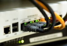 FocusLiban: Le Liban très en retard dans la transition numérique white switch hub turned on