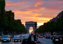 crowded street with cars along arc de triomphe