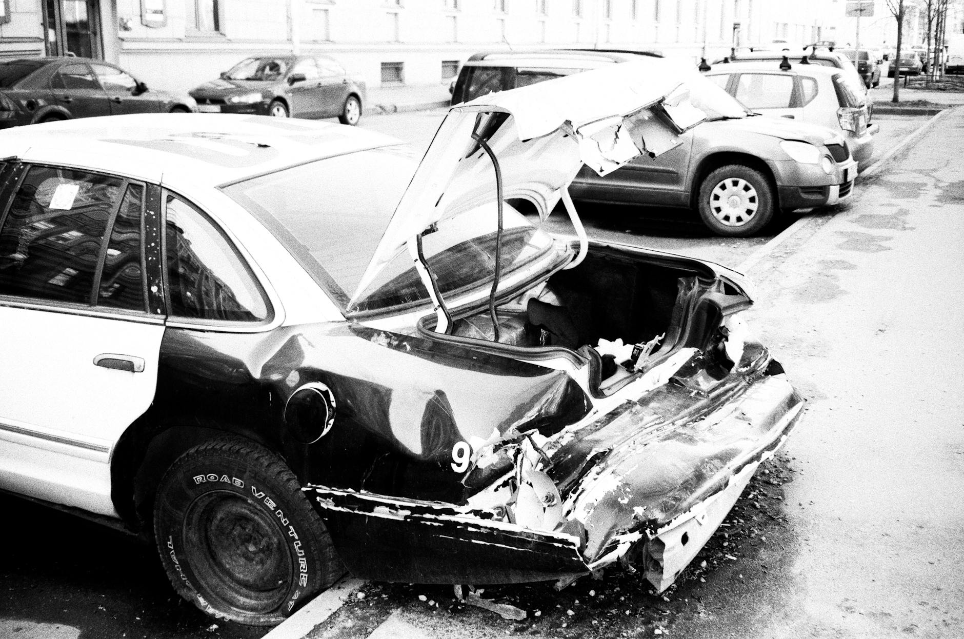 Le Liban : le pays le plus dangereux pour les conducteurs grayscale photo of wrecked car parked outside