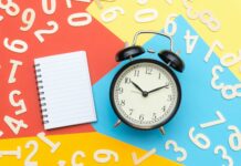 Le changement d’heure, c’est cette nuit alarm clock lying on multicolored surface