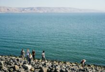 Le point sur la situation: Israël menace le Liban et inquiète la communauté internationale people walking on seashore