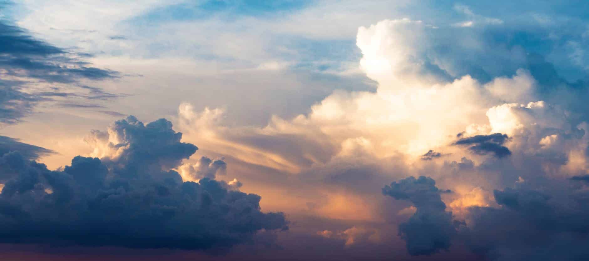 Météo: Un Début de Semaine Sous le Signe du Changement blue sky with white clouds
