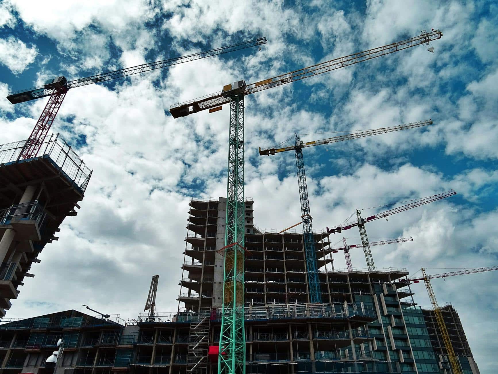 Les transactions immobilières toujours calculées sur base d’une parité de 1500 LL/USD green and yellow crane