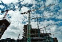 Secteur immobilier au Liban : Un ralentissement marqué en 2024 green and yellow crane