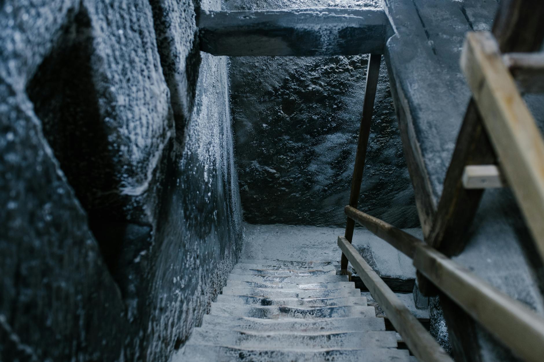 FocusLiban : l’économie souterraine, un terrain fertile pour le blanchiment d’argent et un risque pour la reprise économique old stone steps in salt mine