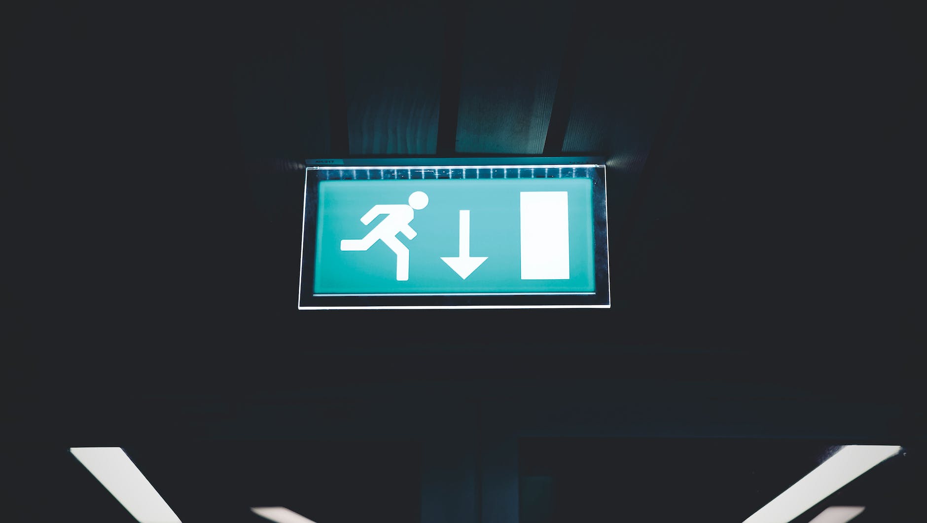Liban : Fuite des cerveaux, un avenir en danger lighted running signage