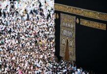 Fermeture Exceptionnelle des Écoles au Liban pour Eid Al-Fitr 2024 photo of people gathering near kaaba mecca saudi arabia