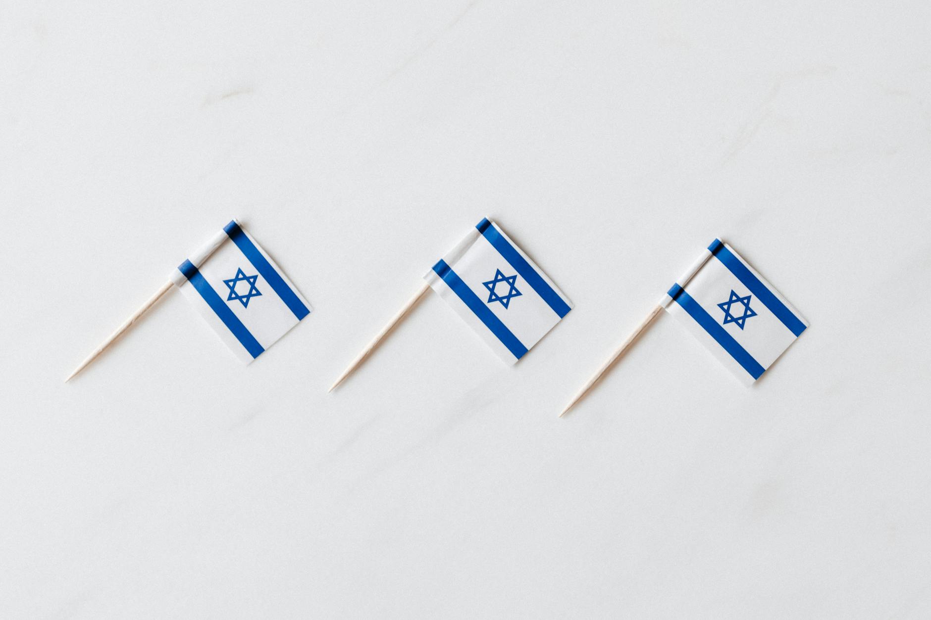 Analyse: Le bras de fer israélo-iranien entre dans une nouvelle phase avec un succès apparent pour Tel Aviv set of israeli flags on toothpicks