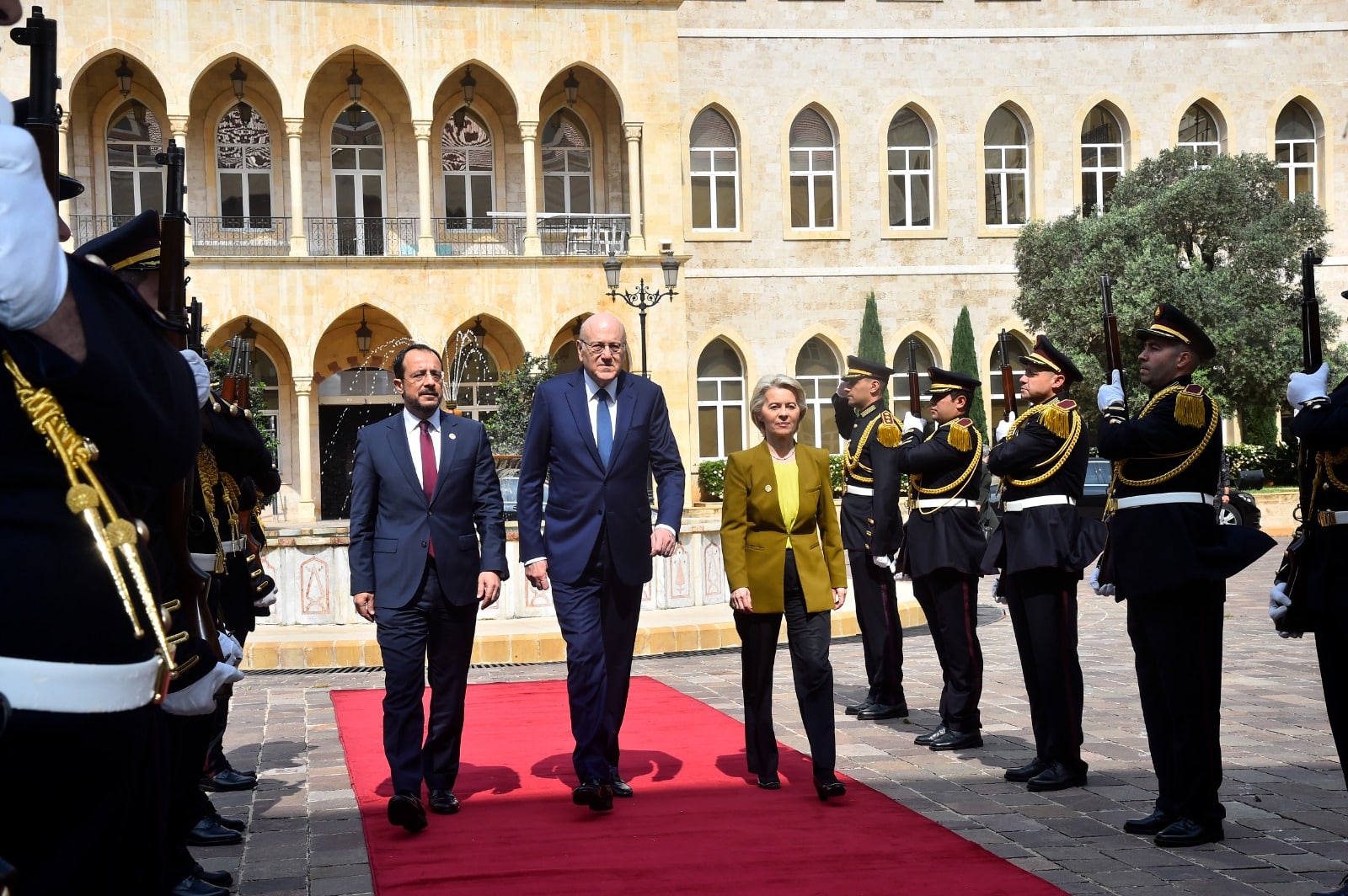 Ursula von der Leyen accompagnée par Nikos Christodolides sont au Liban