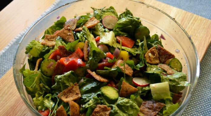Source: https://en.wikipedia.org/wiki/Fattoush#/media/File:Fattoush_mixed-salad.jpg