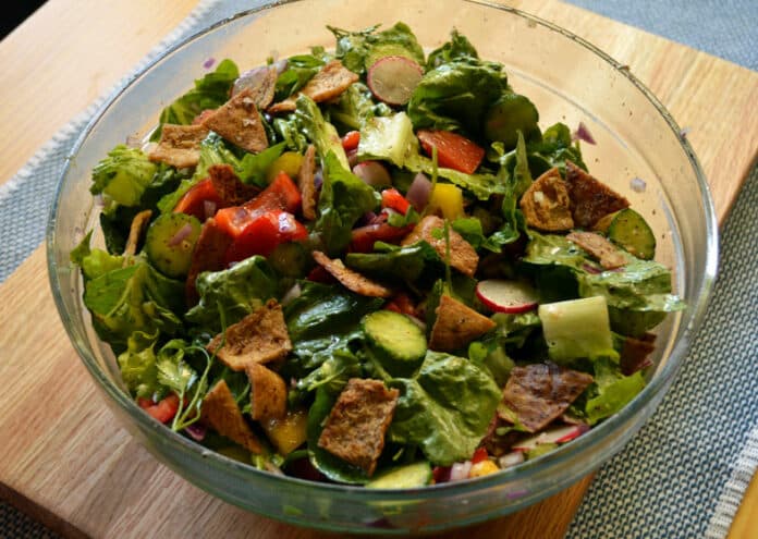 Source: https://en.wikipedia.org/wiki/Fattoush#/media/File:Fattoush_mixed-salad.jpg