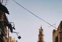 Les États-Unis examinent la réponse du Hamas à une proposition de cessez-le-feu et tentent de convaincre Israël à ne pas attaquer Rafah people walking on street in old town