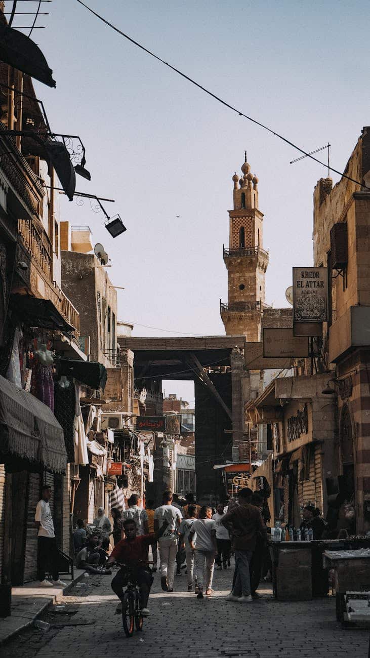 Les États-Unis examinent la réponse du Hamas à une proposition de cessez-le-feu et tentent de convaincre Israël à ne pas attaquer Rafah people walking on street in old town