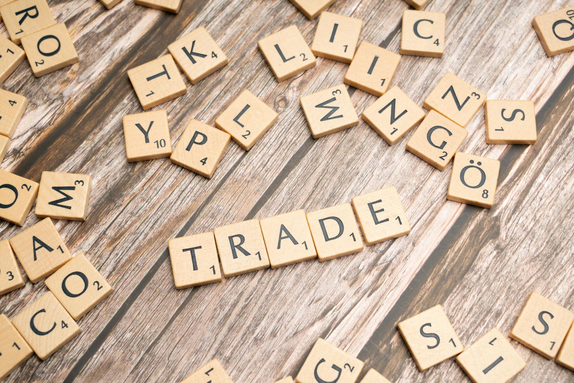 Le déficit du compte courant du Liban se réduit de 22 % pour atteindre 5,6 milliards de dollars en 2023 trade and trade related words on wooden table