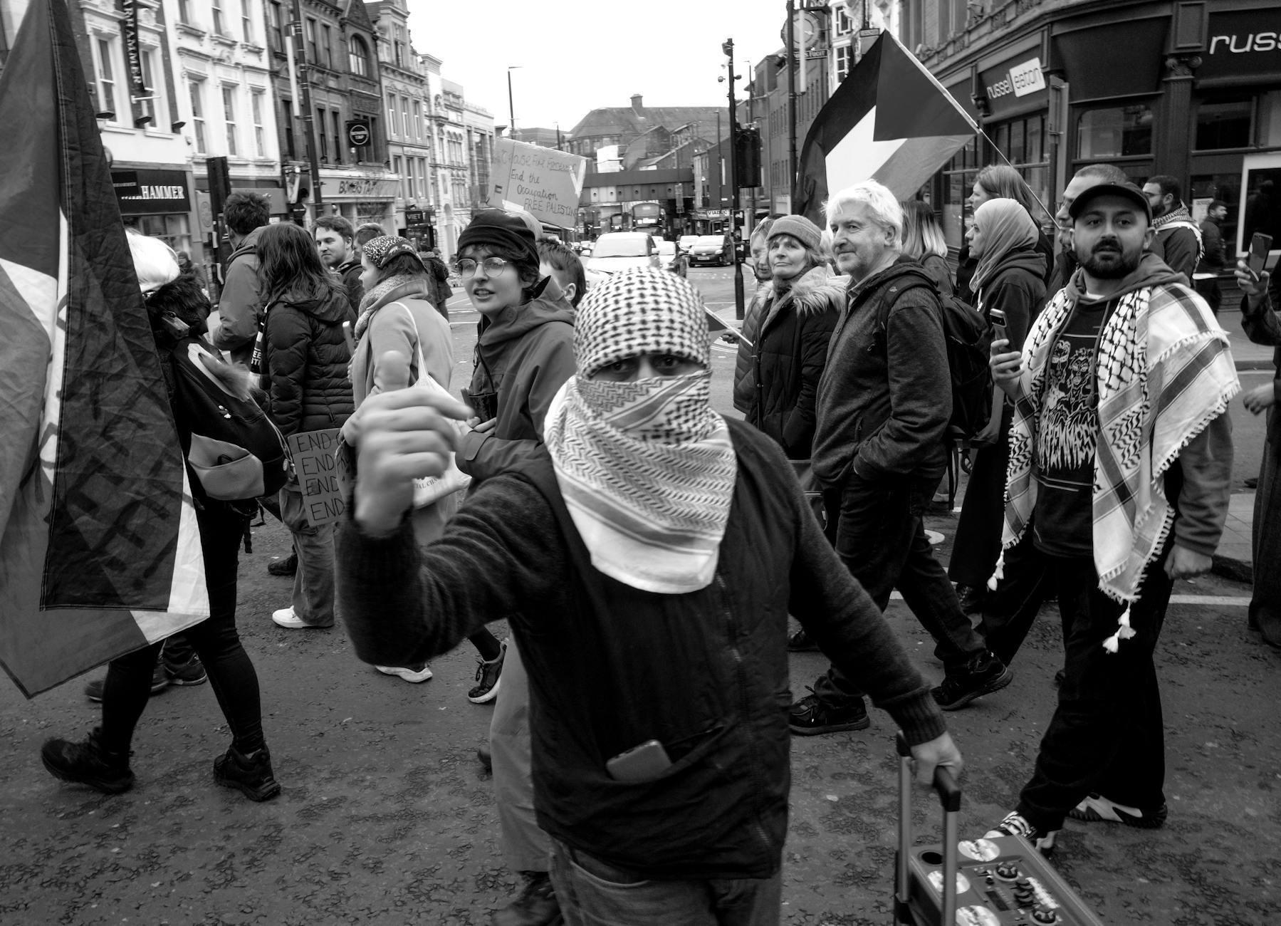 La politique israélienne d’extrême droite : entre l’acceptation d’un État palestinien et l’extermination des Palestiniens people protesting on street in black and white