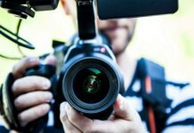La liberté de la presse au Liban : un classement préoccupant en 2024 person holding canon dslr camera close up photo
