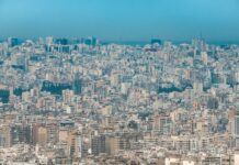 Les Autorités Libanaises ferment plus de 270 magasins syriens illégaux aerial view of beirut