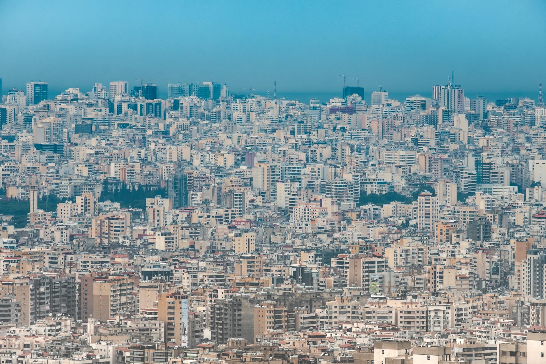Les Autorités Libanaises ferment plus de 270 magasins syriens illégaux aerial view of beirut