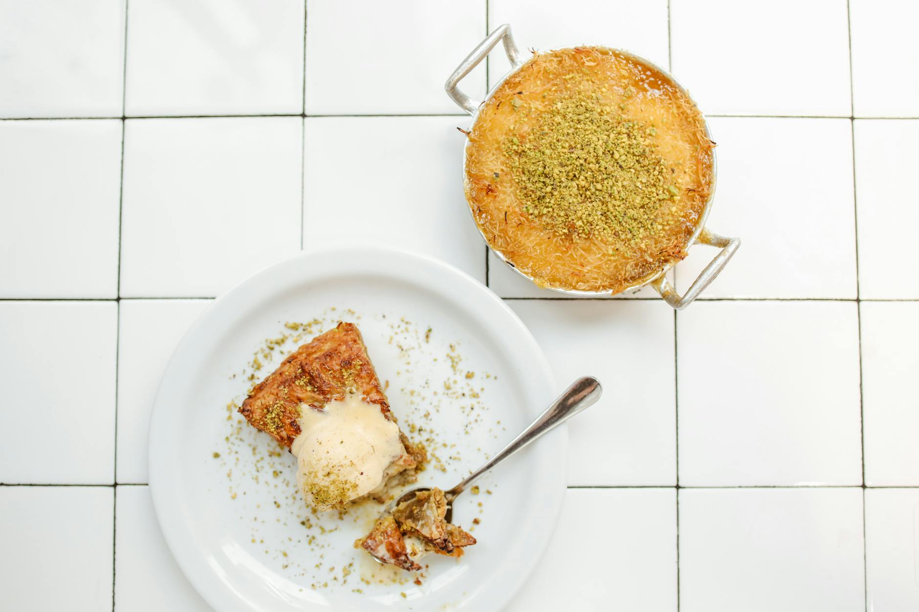 Liban/Culture: La Knafeh, entre tradition et modernité overhead shot of jewish cuisines