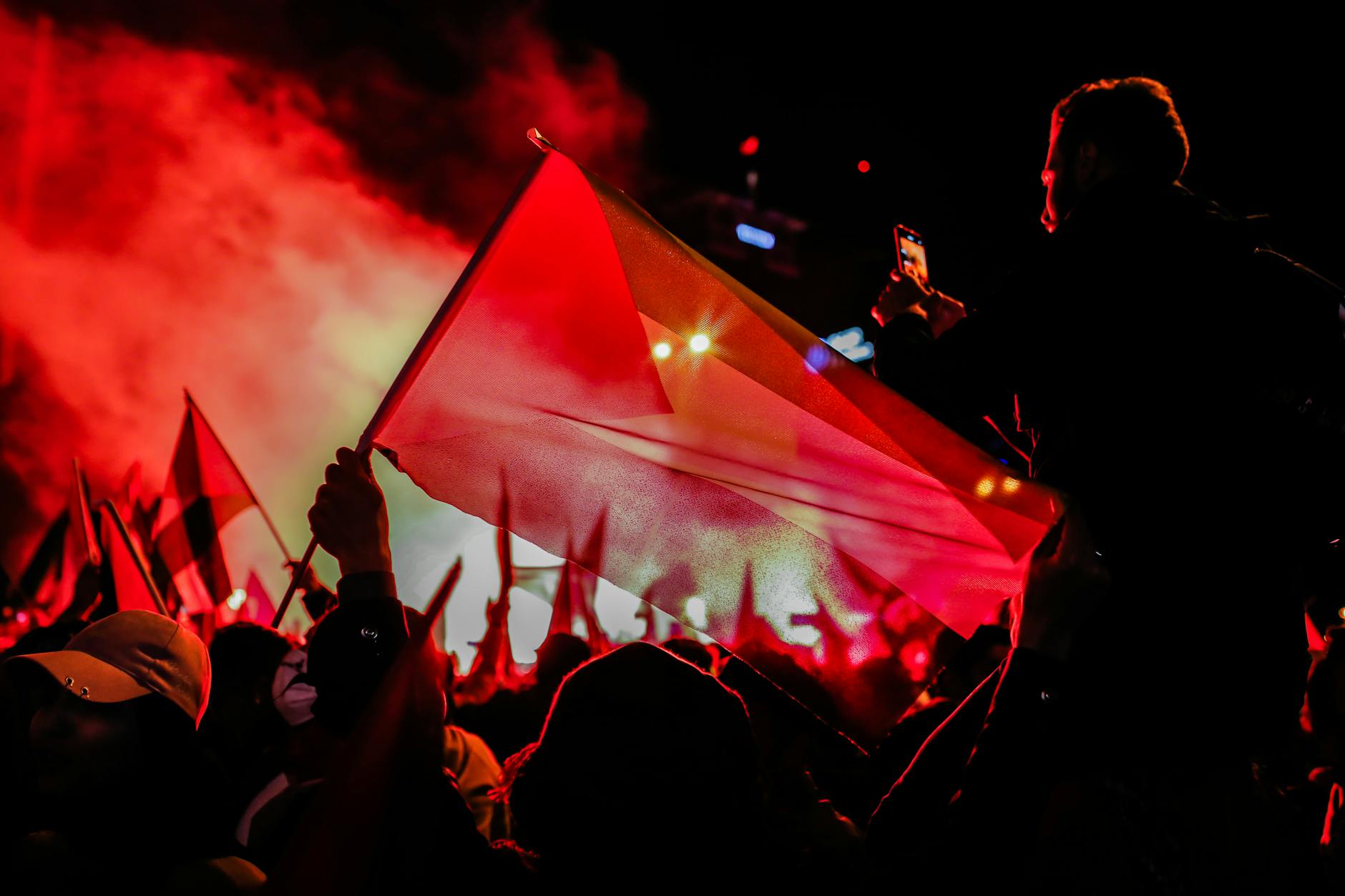 Cessez-le-feu: Le Hamas se positionne comme acteur clé, malgré Israël people gathering in a concert during night time
