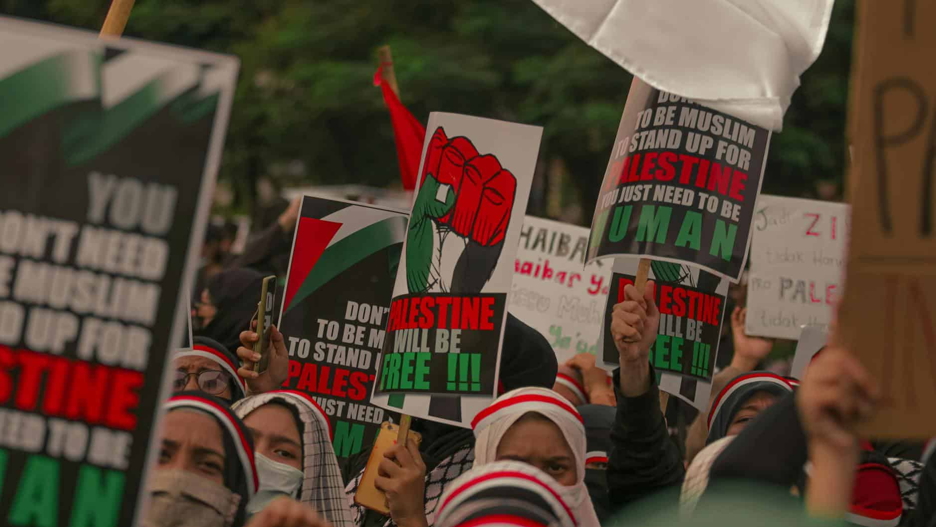Palestine: la langue française s’est enrichie d’un nouveau verbe protesters holding posters during their rally