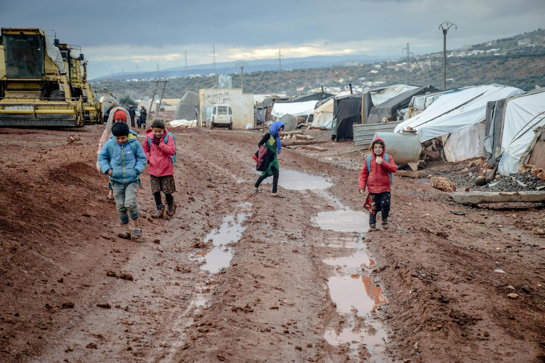 Différence entre le « Grand Remplacement » en France et le « Grand Remplacement » des Libanais par les Réfugiés Syriens poor children walking on muddy ground in settlement with tents