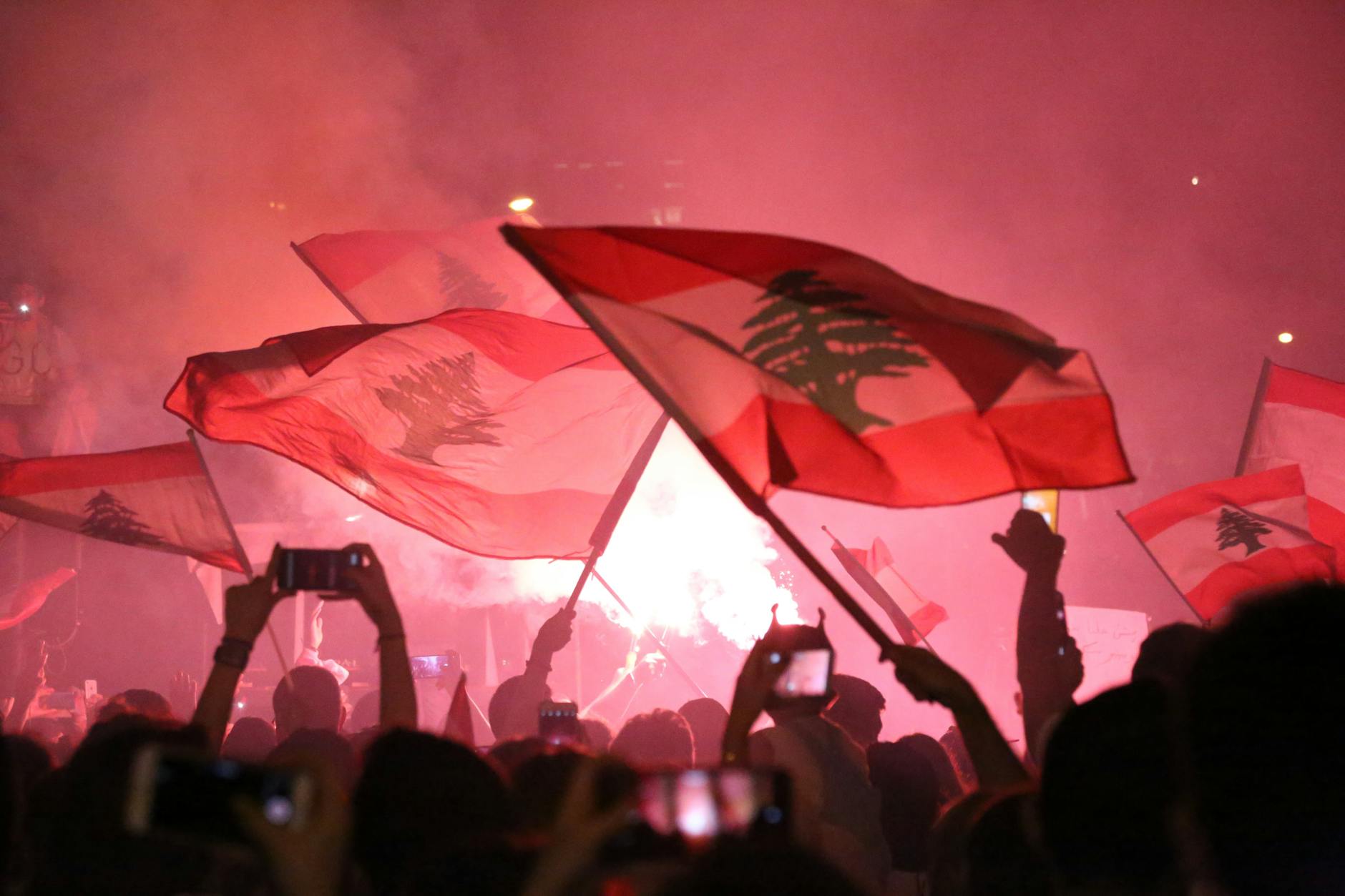 Identités Religieuses et Aliénations Libanaises a crowd gathered in a concert waving flags