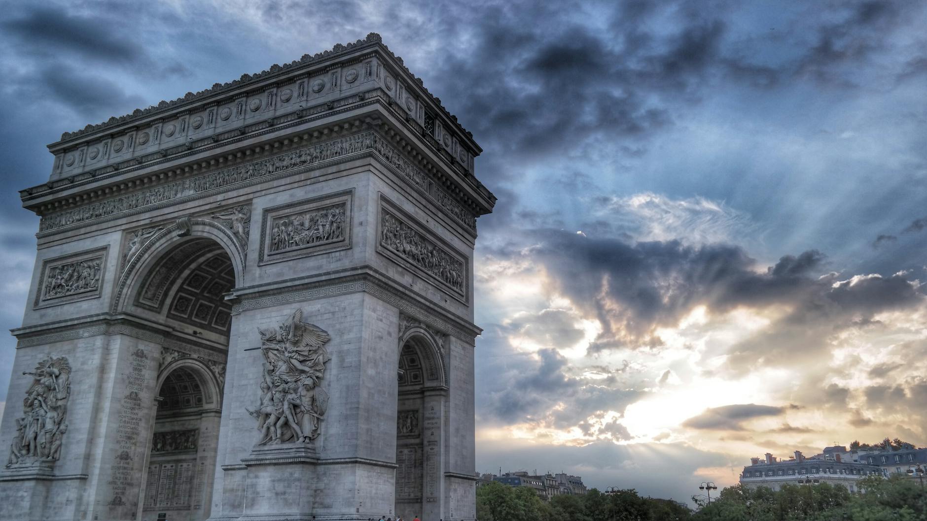 NFDI: Le nouveau front des incohérences grey arc de triumph