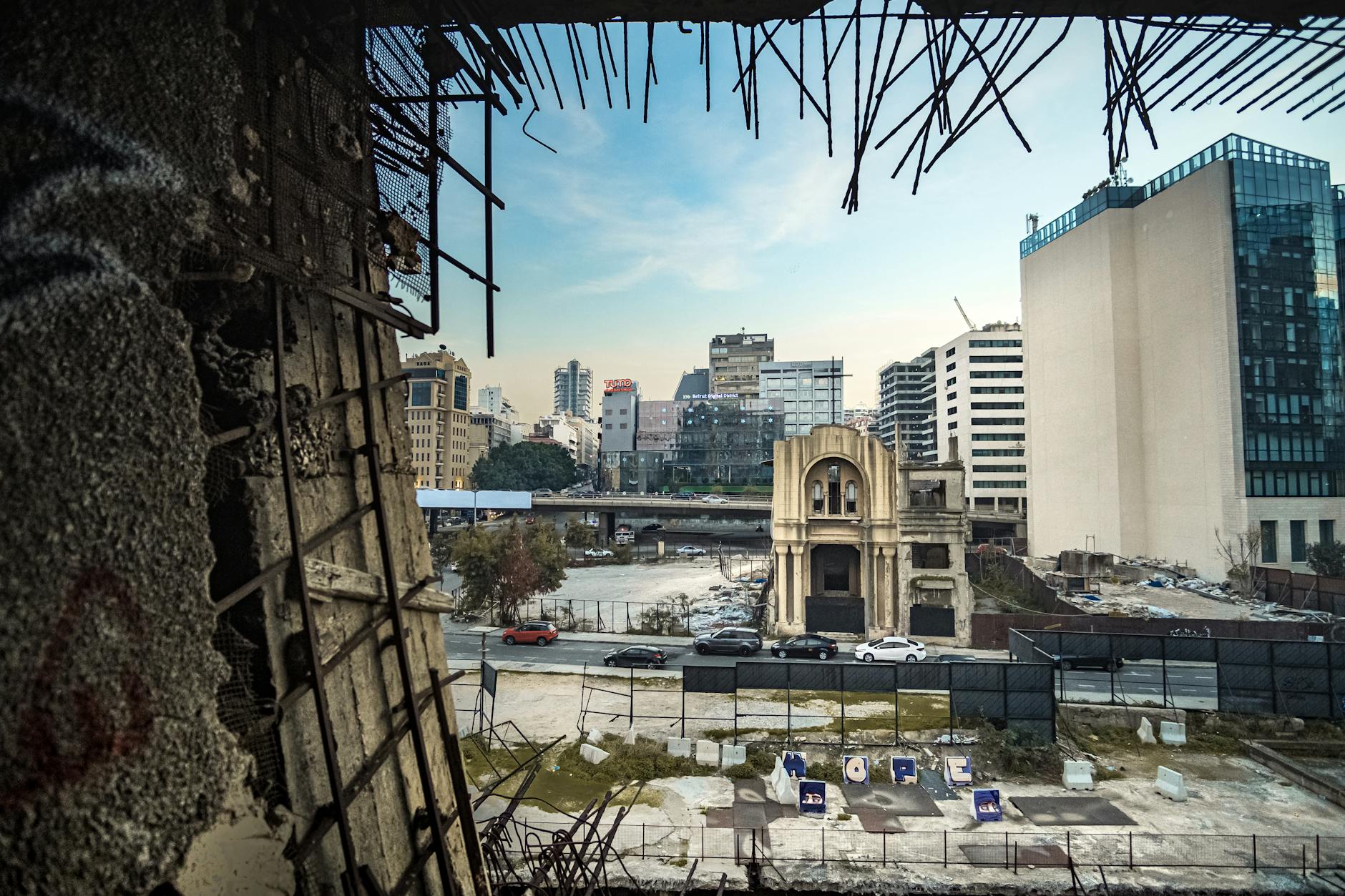 Une frappe aérienne israélienne cible la région de Zokak al-Blat à Beyrouth concrete buildings in beirut