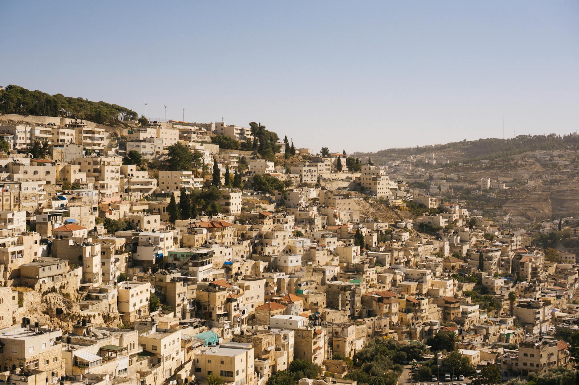 La Violence contre Israël : Une Stratégie Suicidaire pour les Palestiniens, les Arabes, les Chiites et l’Islam en Général beige concrete buildings on high ground