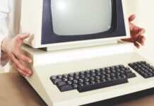 Techno: Le Liban au 196e rang mondial seulement avec une vitesse de téléchargement moyenne de 9,67 Mbps turned off vintage white and black computer