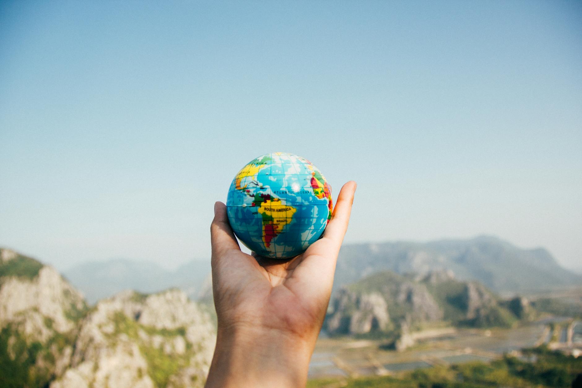 Classement: Les pays comptant le plus de personnes d’origine libanaise person holding world globe facing mountain