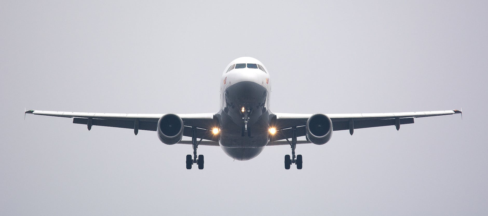 Air France reprend ses vols vers Tel Aviv et Beyrouth après une suspension liée aux tensions régionales time lapse photography of white commercial airplane
