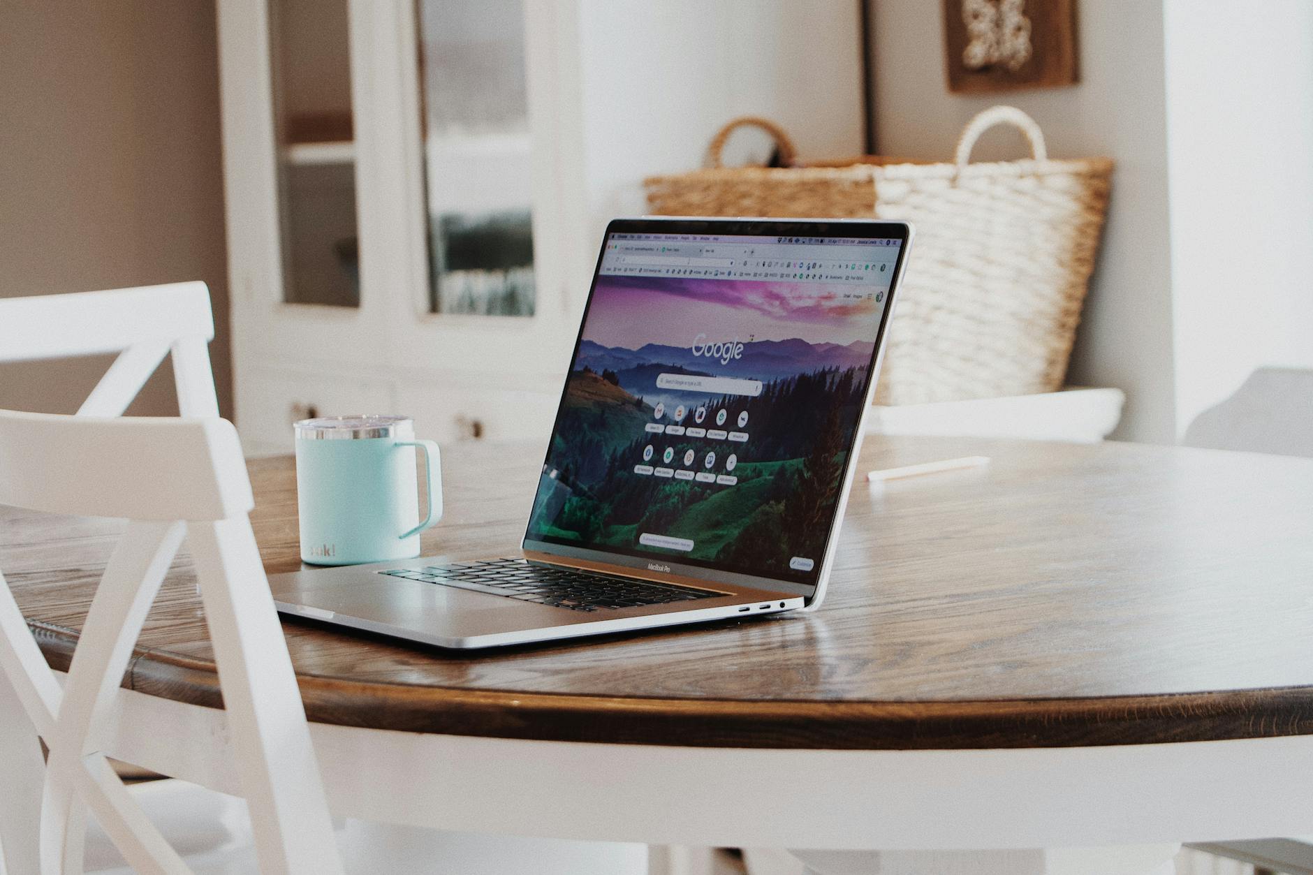 Comment les moteurs de recherche ont invisibilisé la Plus grande partie d’Internet macbook on brown wooden table