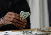 Le Liban, un pays otage de ses propres dirigeants : la perpétuation de la corruption et de l’impunité businessman man people woman