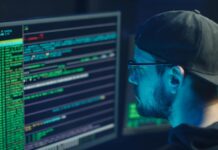 Focus: Les cibles du Hezbollah, la cyberguerre et l’intelligence militaire israélienne man in blue crew neck shirt wearing black framed eyeglasses