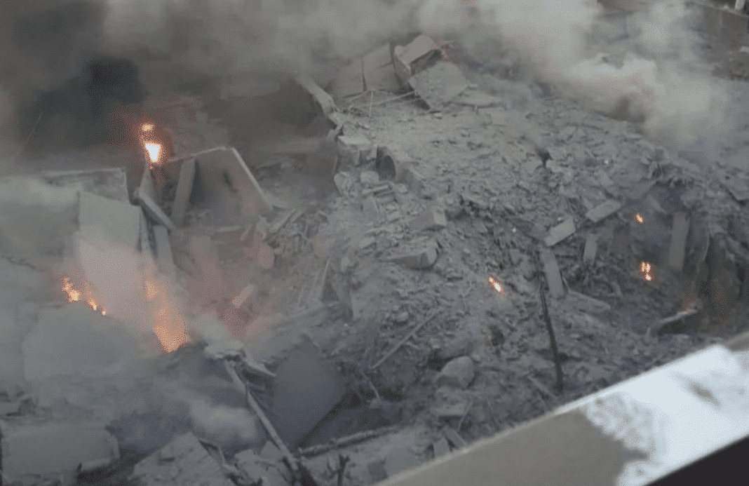 Puissance destructrice et Droit International : L'usage interdit des bombes de 2 Tonnes en zones urbaines par Israël